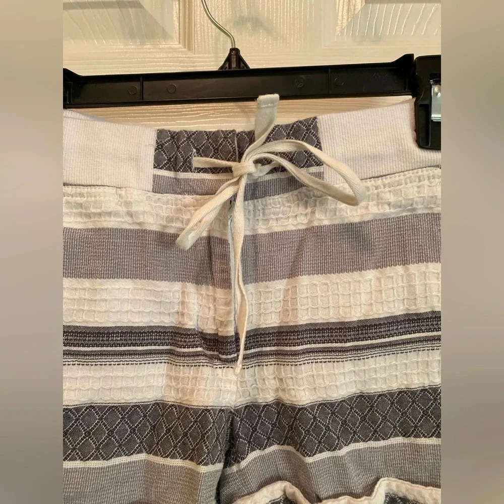 Ann Taylor Loft shorts size 4 - Picture 3 of 9